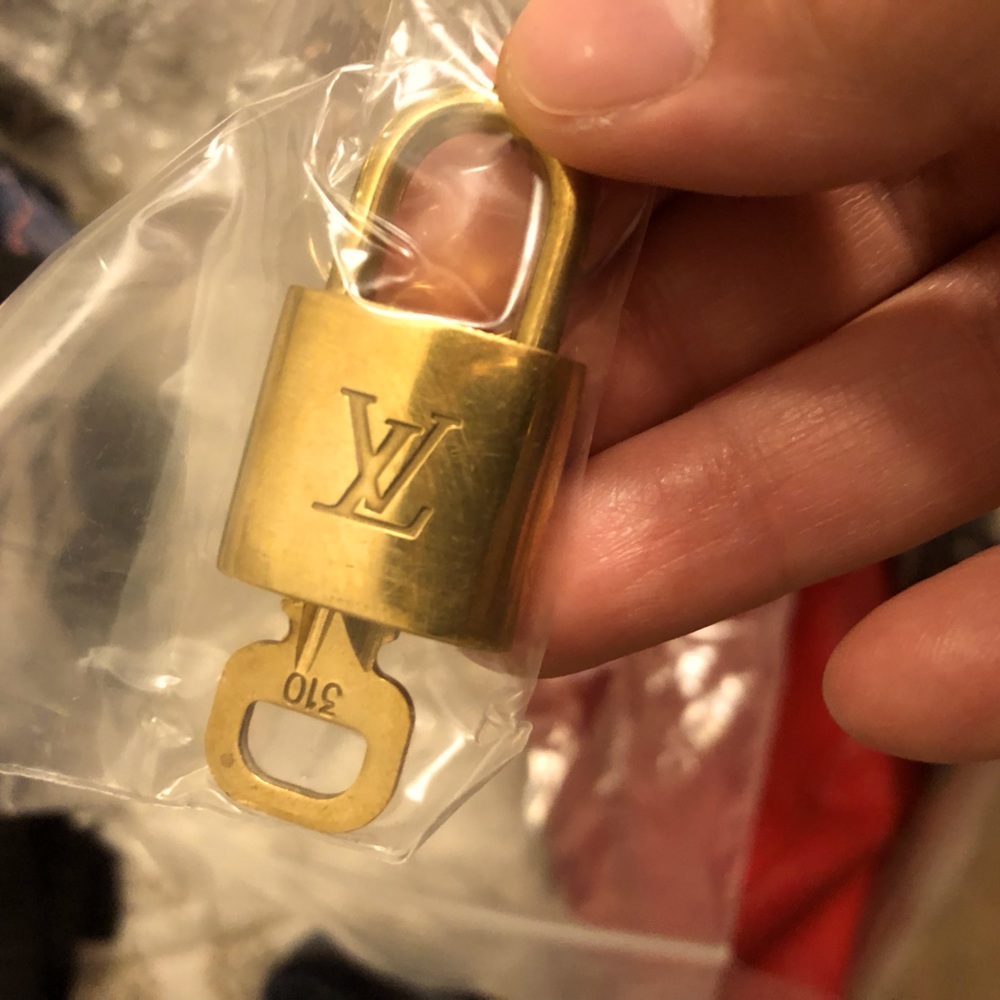 LOUIS VUITTON LV Lock and Key 310